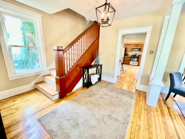 Building Photo - 132 N Main St