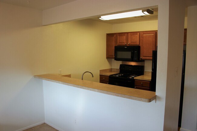 Building Photo - Renovated 2 Bed Rental with Balcony & Fireplace