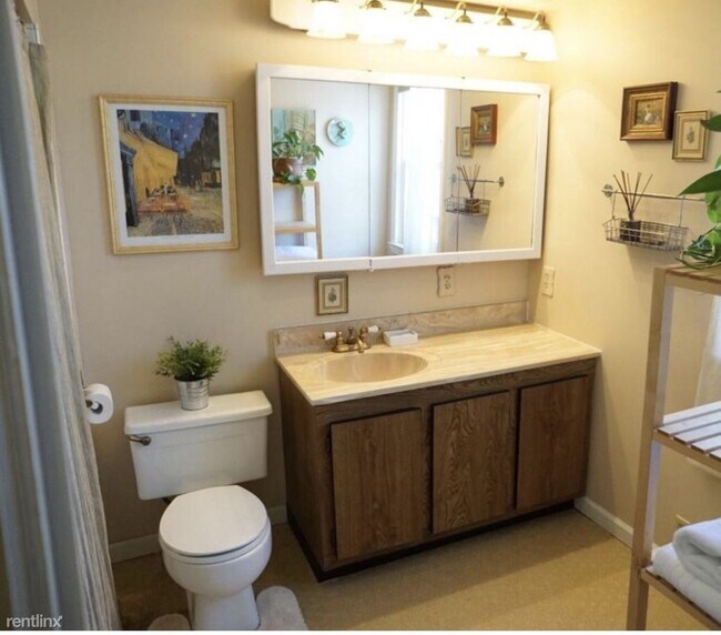 Building Photo - 2 br, 2 bath House - 5315 N Milwaukee Rive...
