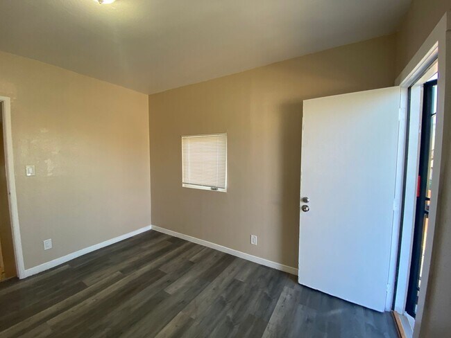 Building Photo - F01421