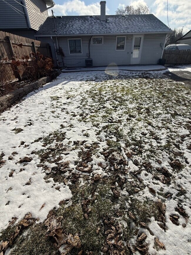 Building Photo - 9060 S Main St