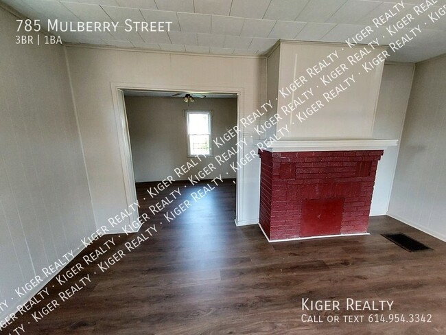 Building Photo - Three Bedroom House