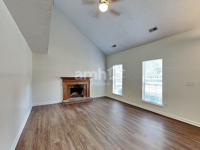 Foto del edificio - 3402 Mayhurst Dr