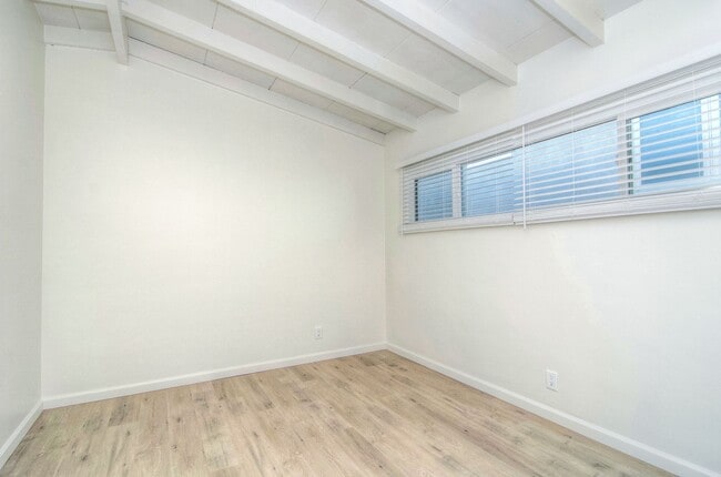 Building Photo - Surfs Up! Spacious 1 bedroom 1 bath vintag...
