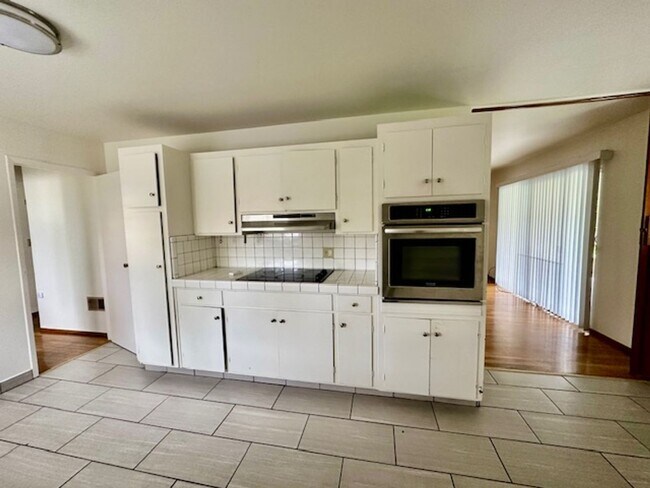 Building Photo - Move in ready home! Perfectly located on t...