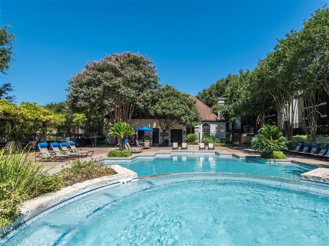 La piscina rodeado de un paisajes frondosos y asientos junto a la piscina - Colonnade