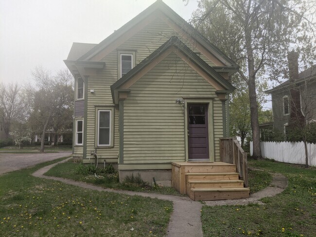 Rear Entry - 408 Van Buren St