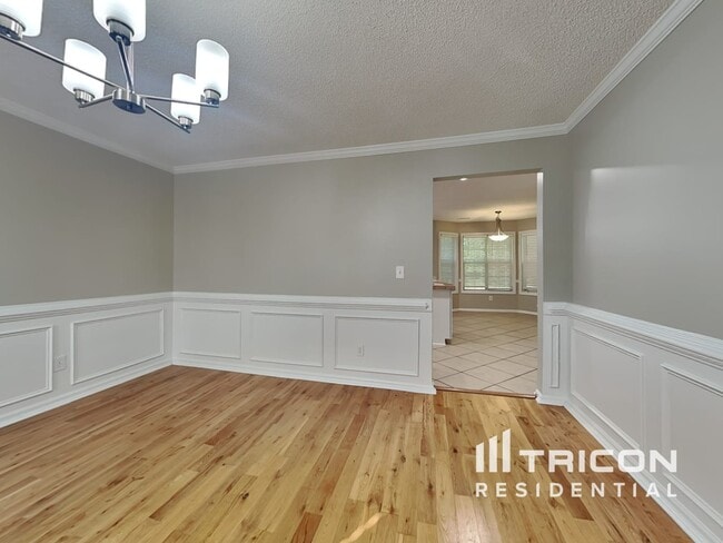 Building Photo - 121 Crown Oaks Dr
