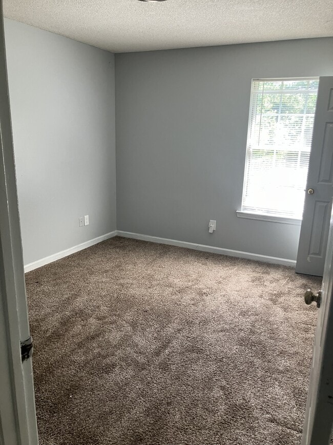 Building Photo - 1051 Gate Cir