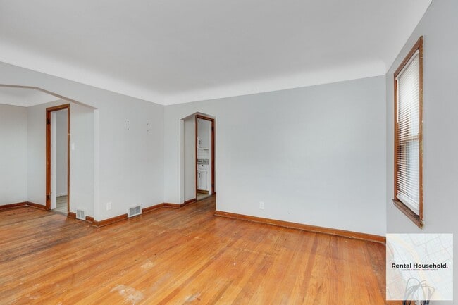 Building Photo - ~ 3 BEDROOM 1 BATH BUNGALOW SECURTIY DEPOSIT SPECIAL ~$500