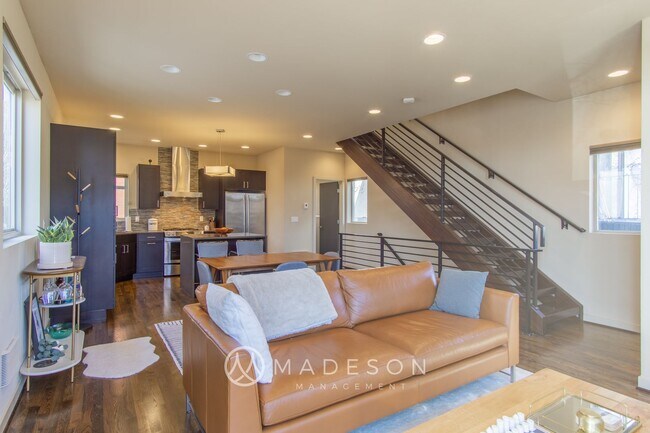 Foto del edificio - Elegant Townhouse Two Blocks from Green Lake Park!