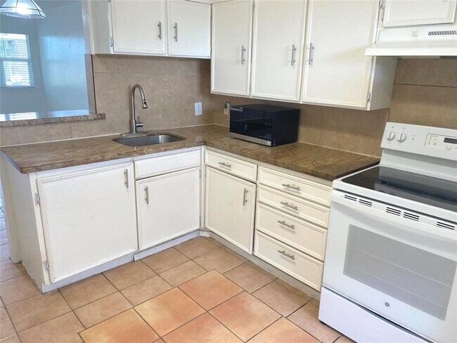Building Photo - 1220 Shadowdale Dr