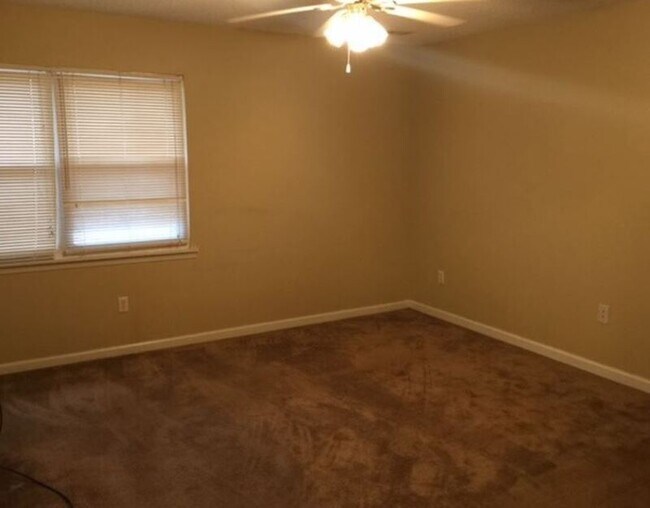 Building Photo - 205 Gregory Dr