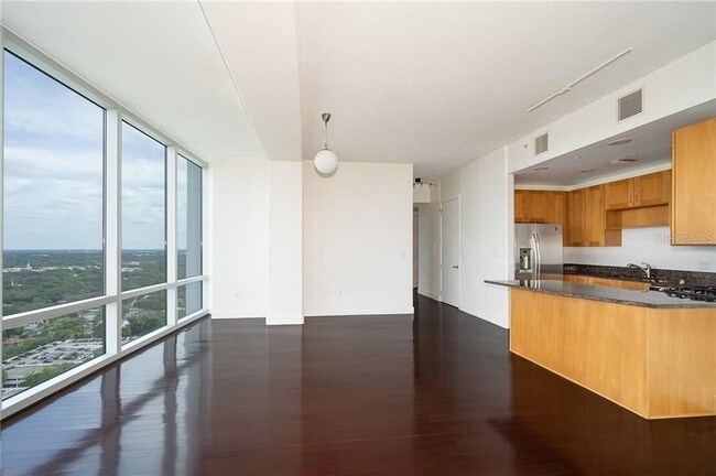 Foto del edificio - 150 E Robinson St