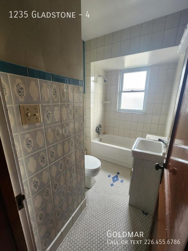 Building Photo - 2 Bedroom 4 Plex off Ottawa St.
