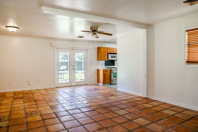 Building Photo - 213 Birch Dr