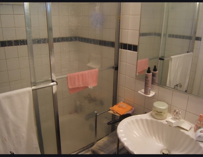 Building Photo - 823 Greenwood Ave NE