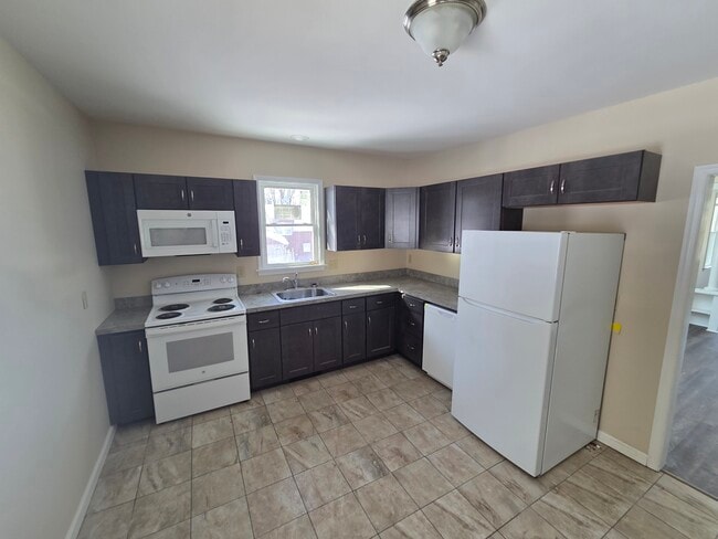 Building Photo - 109-111