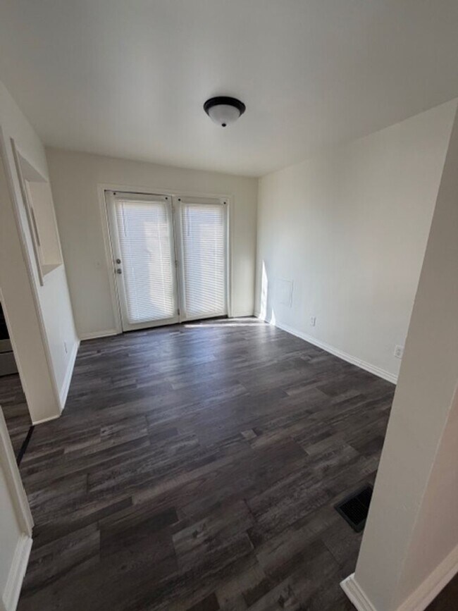 Foto del edificio - 1351 Parrish Ave