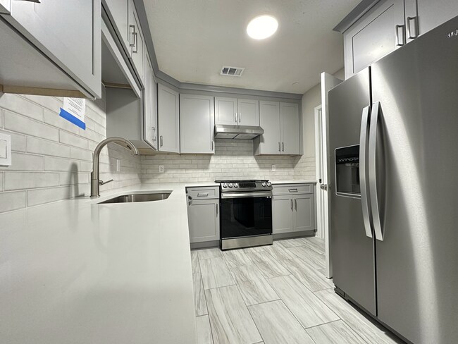 Foto del edificio - 572-574 Wedgewood Dr.