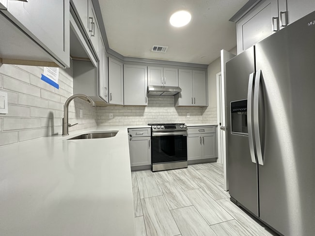 Building Photo - 572-574 Wedgewood Dr.