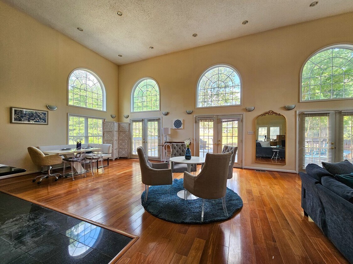 Foto principal - SPACIOUS LUXURY HOME WITH IN-LAW SUITE! [F...