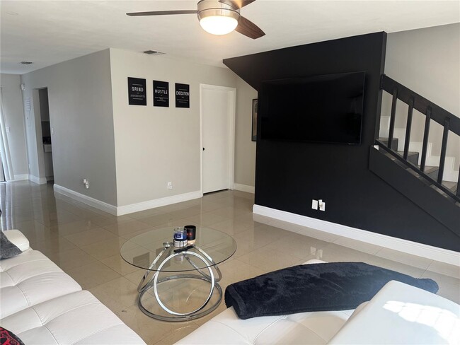 Foto del edificio - 6104 Channel Dr