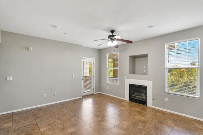 Foto del edificio - 3 Bedroom North Las Vegas Condo Convenient...
