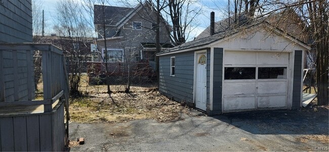 Building Photo - 611 Mill St