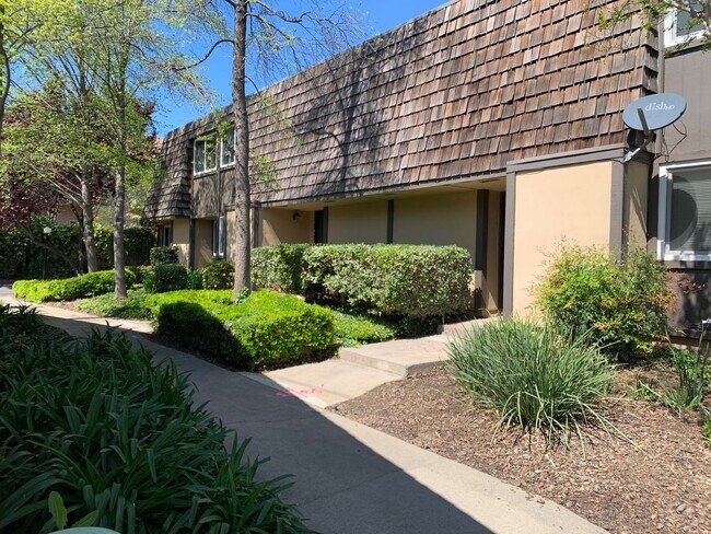 Building Photo - Bright and Clean Two Level Unit in Lovely ...