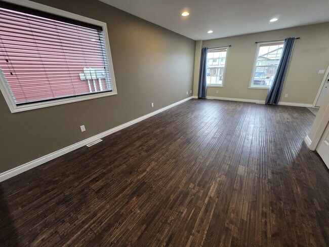 Photo du bâtiment - 8407-8487 87 St