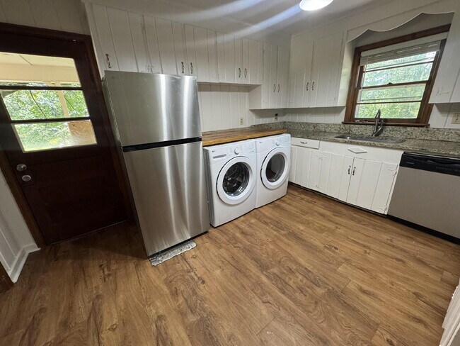 Foto del edificio - 3-Bedroom, 1 Bath Home Close to Downtown & MSU