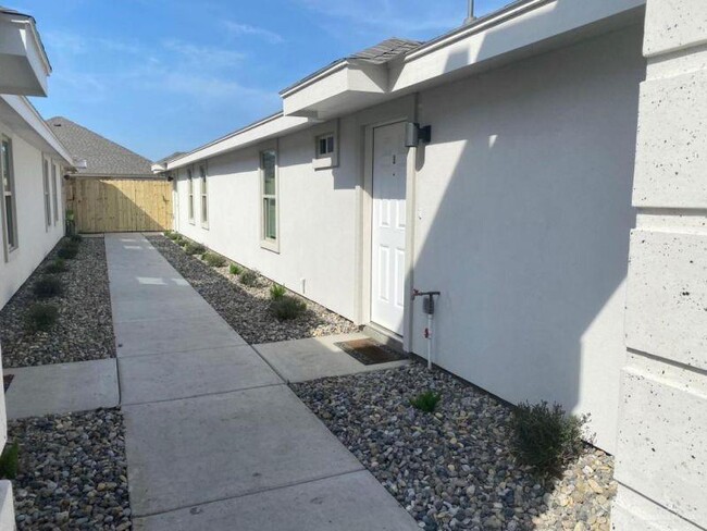 Building Photo - 3927 Alta Vista Dr