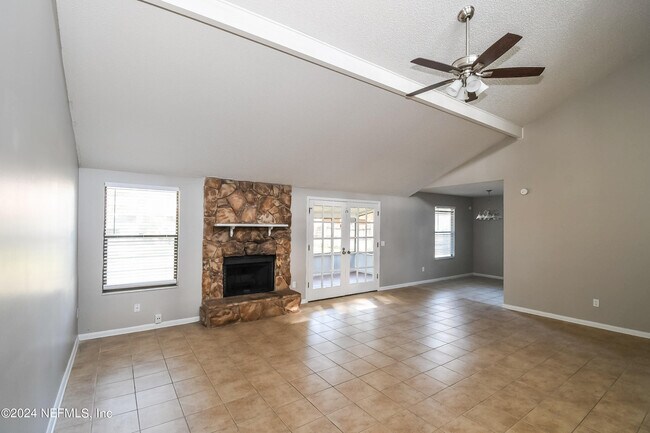 Foto del edificio - 4385 Queensway Dr