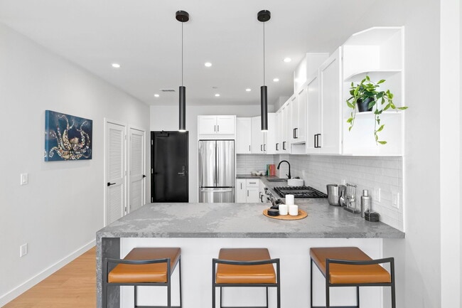 Building Photo - 693 Sutter St