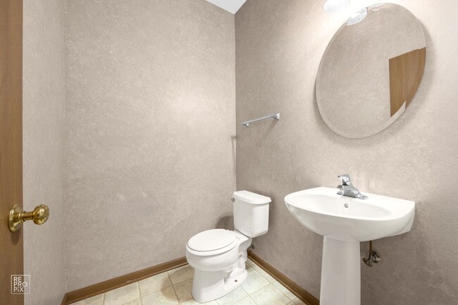 Foto del edificio - GORGEOUS 2 BEDROOM TOWNHOME LOCATED IN LINDENHURST AVAILABLE JUNE 14!