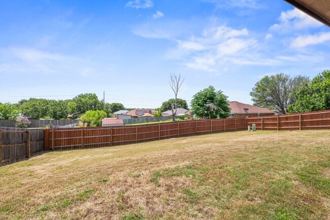 Building Photo - Available NOW!!!! This 3 bedroom, 2 bath, 2 car garage home has no carpet. All flooring is LVP an...