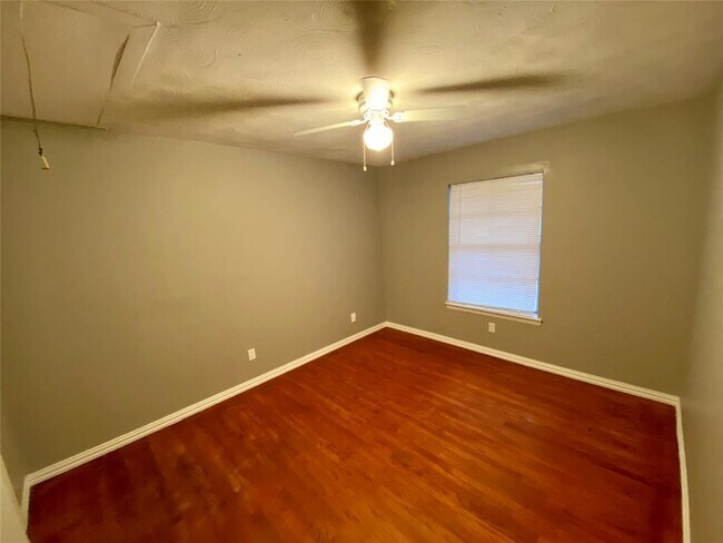 Foto del edificio - 7715 Claremont Dr