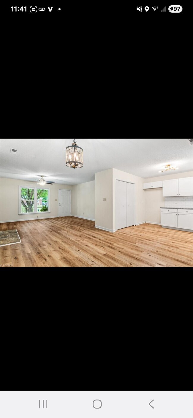 Sala de estar con puerta de entrada - 1819 Bothwell St