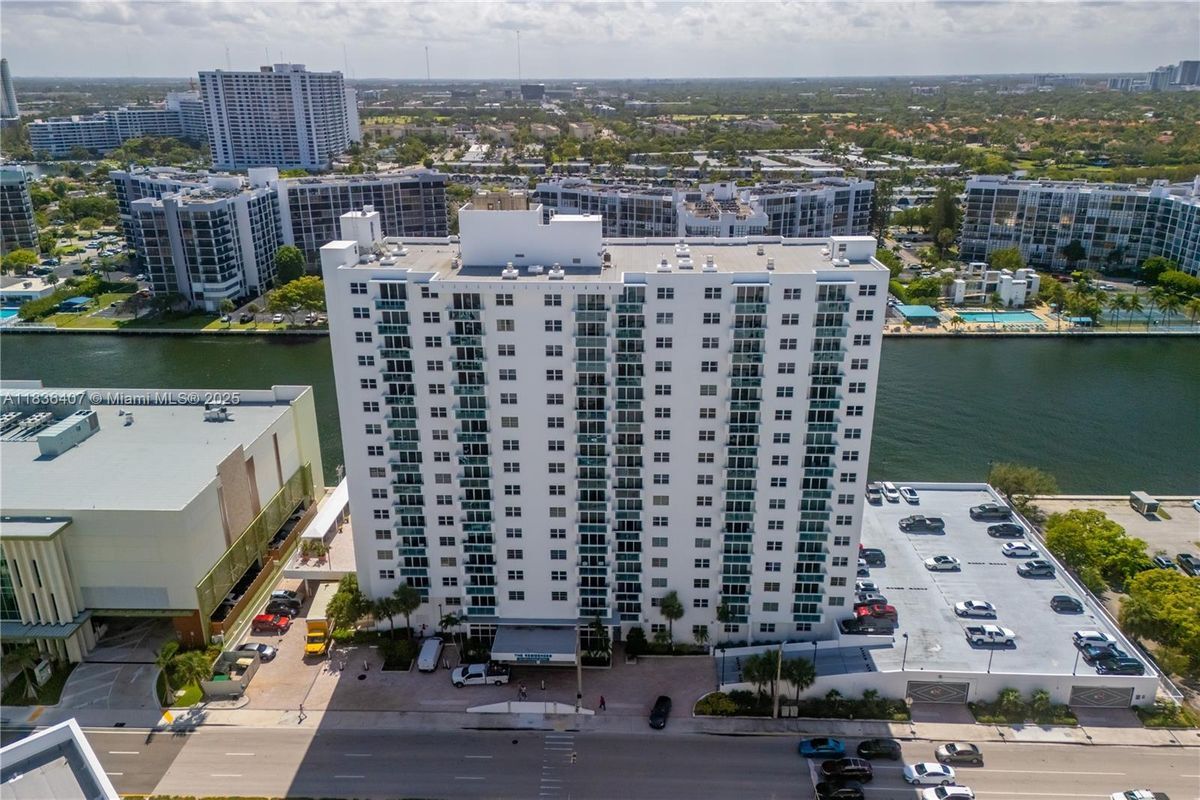 Foto principal - 3000 S Ocean Dr