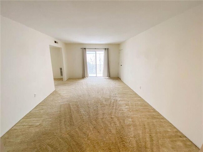 Building Photo - 405 Camelot Dr