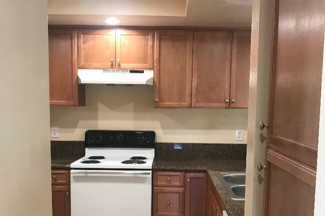 Building Photo - 465 S Ranch View Cir