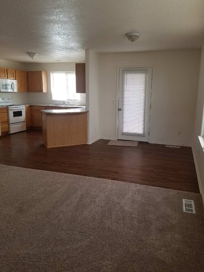 Building Photo - 3 bedroom 2.5 bath home