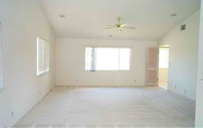 Building Photo - 27421 Lakeview Dr
