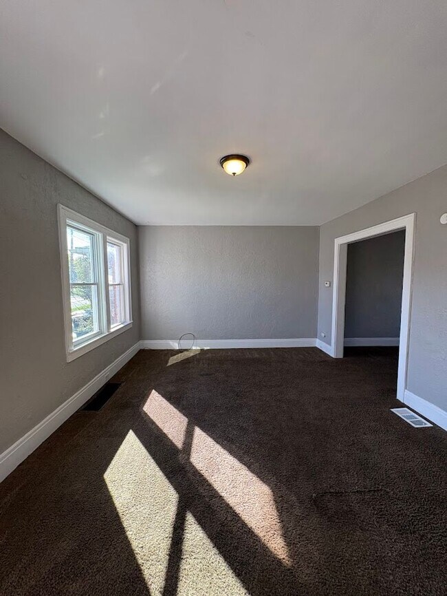 Foto del edificio - Three bedroom one bathroom townhouse for rent