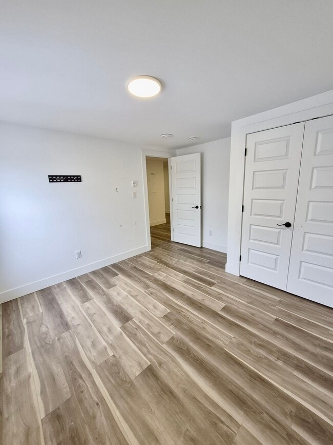 Photo du bâtiment - 2 Bed / 1 Bath Apartment for Rent - Unit 26