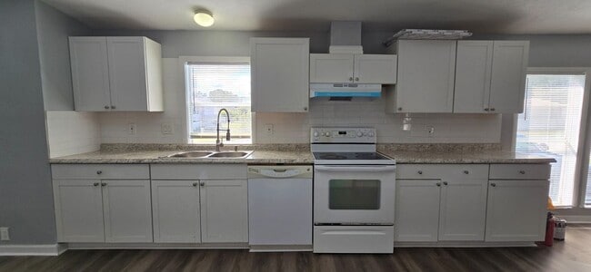 Foto del edificio - Newly renovated 4/3 property with fenced i...