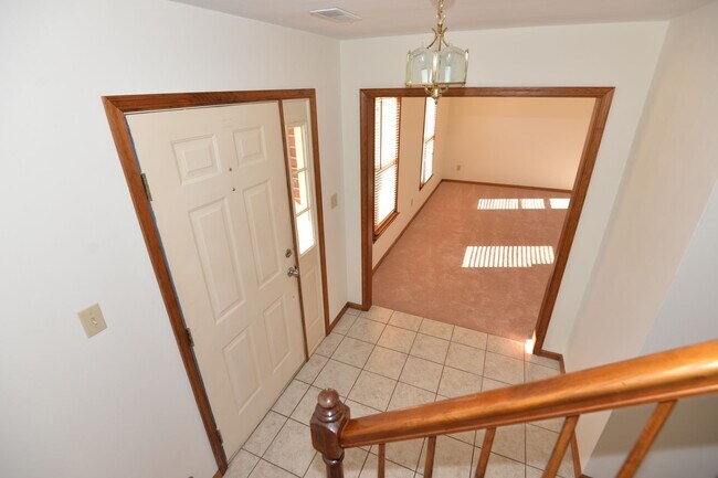 Building Photo - Updated Single Family in Clearfield Estate...