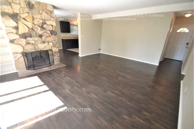 Building Photo - 10544 Densmore Ave