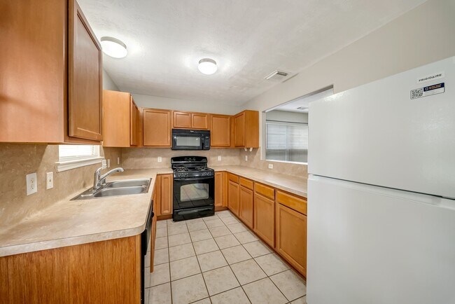 Building Photo - 33127 Cottonwood Bend